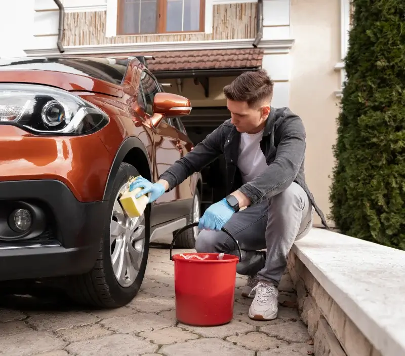 Lavage auto à domicile Thermes-Magnoac : professionnel intervenant sur un véhicule